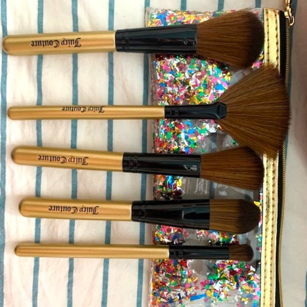 5 MAKEUP BRUSHES- BRAND JUICY COUTURE- WITH FUN MAKEUP CASE INCLUDED